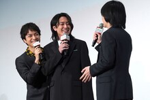 間宮祥太朗（中央）の背後からひょこっと顔を出して会話に加わろうとする重岡大毅（左）。