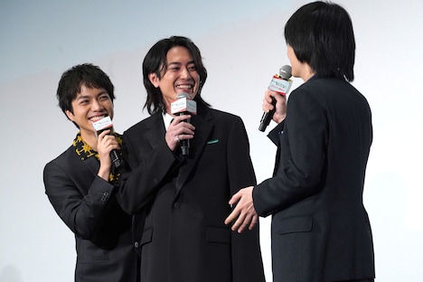 間宮祥太朗（中央）の背後からひょこっと顔を出して会話に加わろうとする重岡大毅（左）。