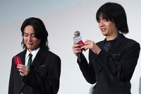 入場者プレゼントのカードを開封する間宮祥太朗（左）、岡山天音（右）。