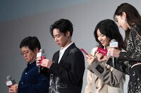 入場者プレゼントのカードを開封する登壇者たち。左から飯塚健、戸塚純貴、西野七瀬、中条あやみ。