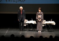 左から山田洋次、中井貴惠。(c)山田雅子