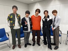 左から渡部秀、阿久津仁愛、阿部顕嵐、岩谷翔吾、小越勇輝。