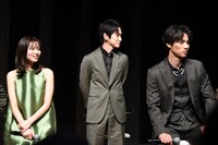 左から岡崎紗絵、本郷奏多、福士蒼汰。