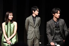 左から岡崎紗絵、本郷奏多、福士蒼汰。