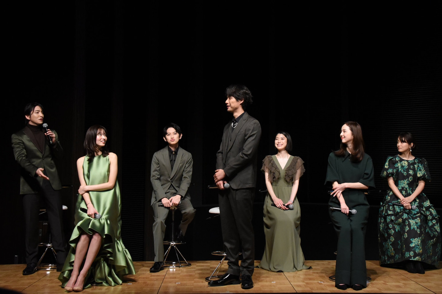 ドラマ「アイのない恋人たち」制作発表会見の様子。左から前田公輝、岡崎紗絵、本郷奏多、福士蒼汰、成海璃子、佐々木希、深川麻衣。