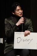 「愛しているものは?」という質問に「Disney」と答える