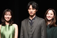 左から岡崎紗絵、福士蒼汰、佐々木希。