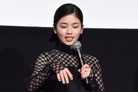 タップダンスに重要な“足の脱力”を手で表現する小芝風花。