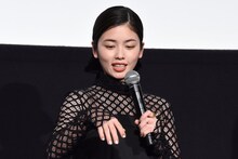 タップダンスに重要な“足の脱力”を手で表現する小芝風花。