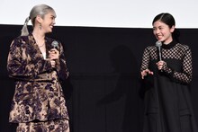 左から松田るか、小芝風花。