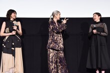 「ホーミーに挑戦して2つの音を同時に出したい」と語る松田るか（中央）。