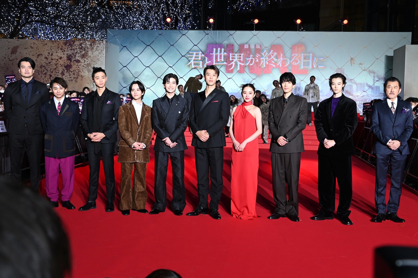 「劇場版 君と世界が終わる日に FINAL」ゴーレムアライバルイベントの様子。左から菅原伸太郎、須賀健太、橘優輝、板垣李光人、高橋文哉、竹内涼真、堀田真由、黒羽麻璃央、窪塚愛流、吉田鋼太郎。