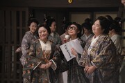 「大奥」より、前列左から山村紅葉演じる昭島、ハシヤスメ・アツコ演じるお玲、小林きな子演じるお平。