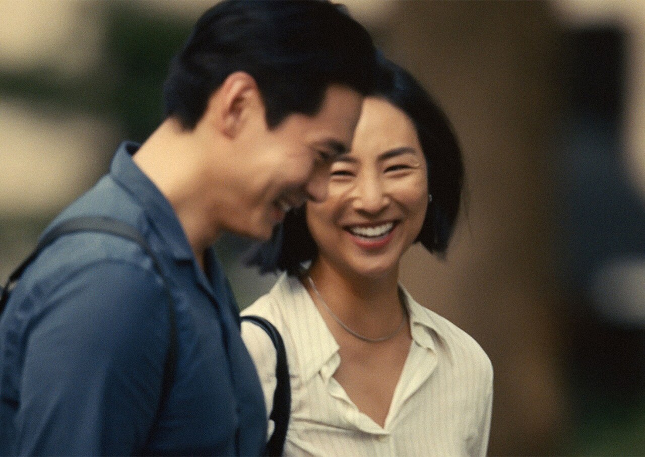 幼なじみと24年ぶりに再会、ときめきの瞬間を捉えた「パスト ライブス」新写真