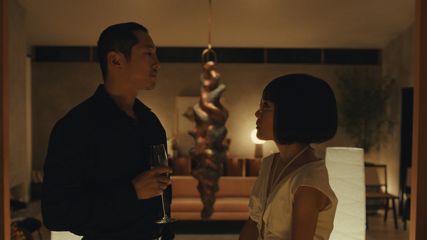 「BEEF/ビーフ ～逆上～」場面写真。左からスティーヴン・ユァン、アリ・ウォン。（Netflixシリーズ「BEEF/ビーフ」独占配信中）