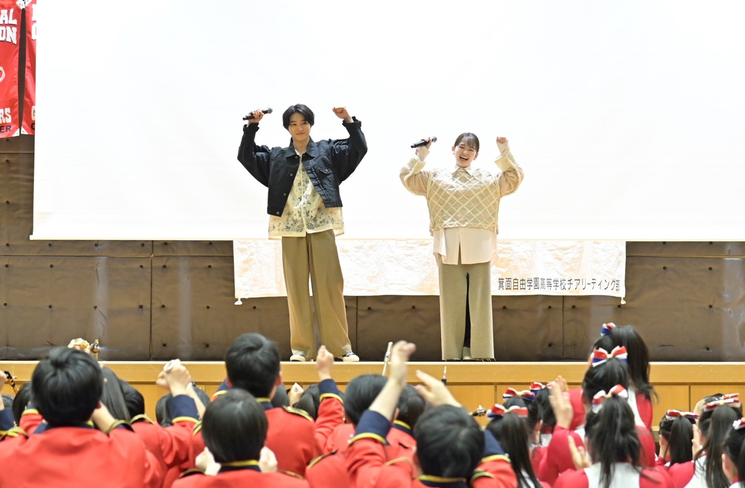 左から山崎賢人、山田杏奈。
