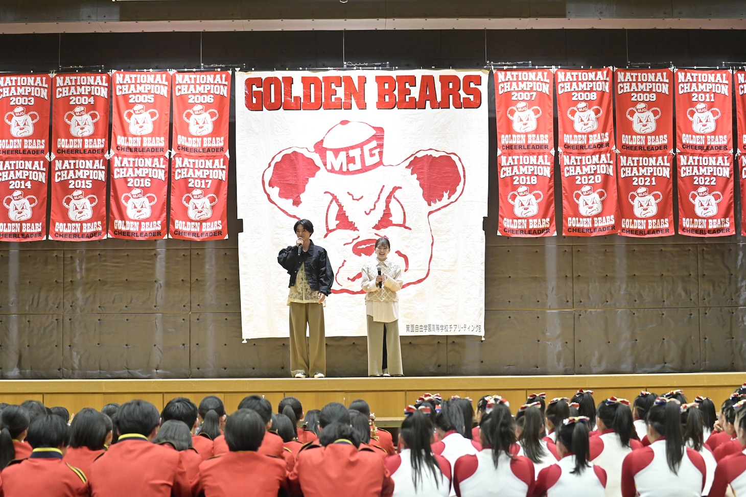 左から山崎賢人、山田杏奈。
