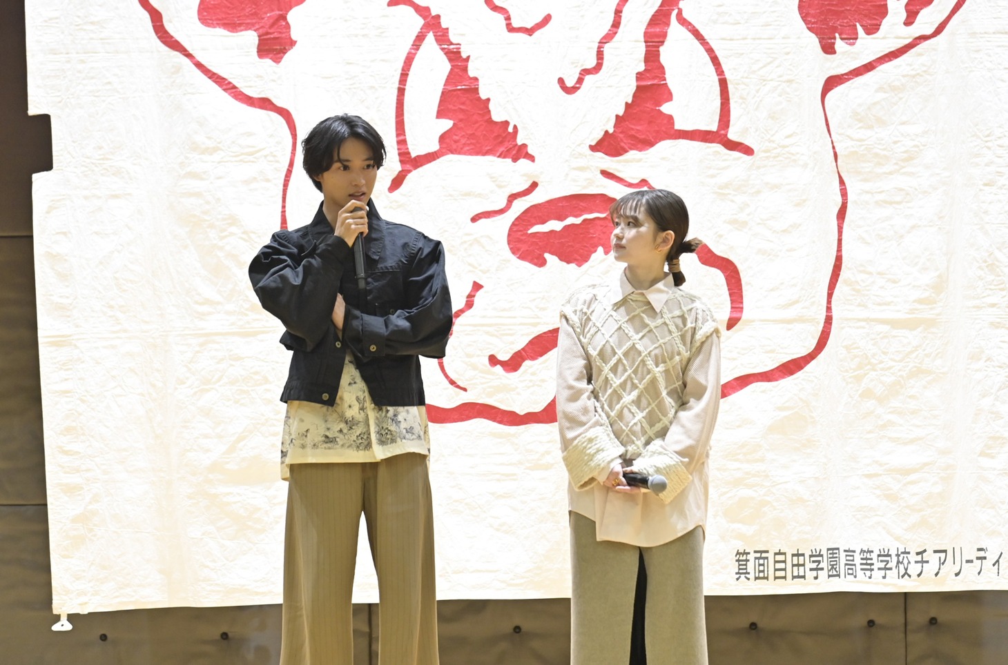 左から山崎賢人、山田杏奈。