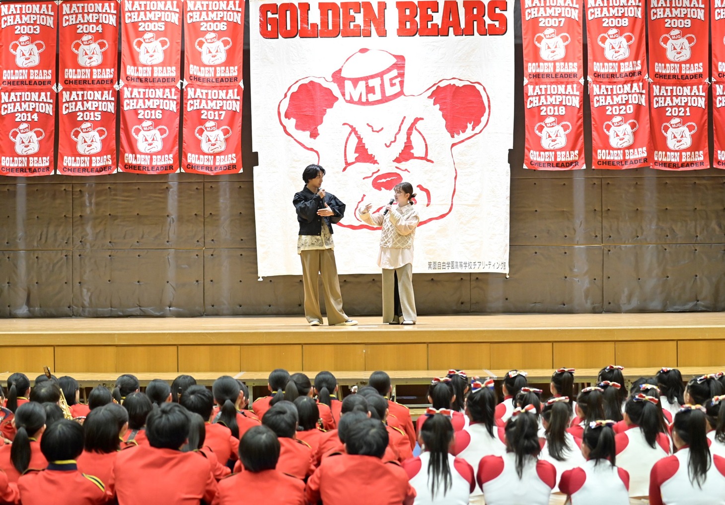 大阪・箕面自由学園高等学校で行われた映画「ゴールデンカムイ」×「GOLDEN BEARS」応援イベントの様子。