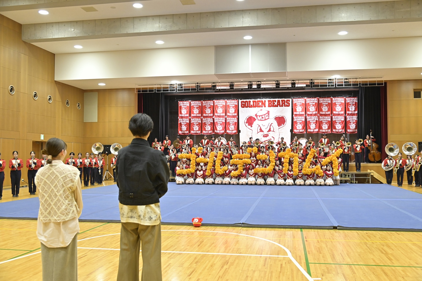 大阪・箕面自由学園高等学校で行われた映画「ゴールデンカムイ」×「GOLDEN BEARS」応援イベントの様子。