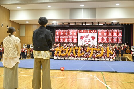 大阪・箕面自由学園高等学校で行われた映画「ゴールデンカムイ」×「GOLDEN BEARS」応援イベントの様子。