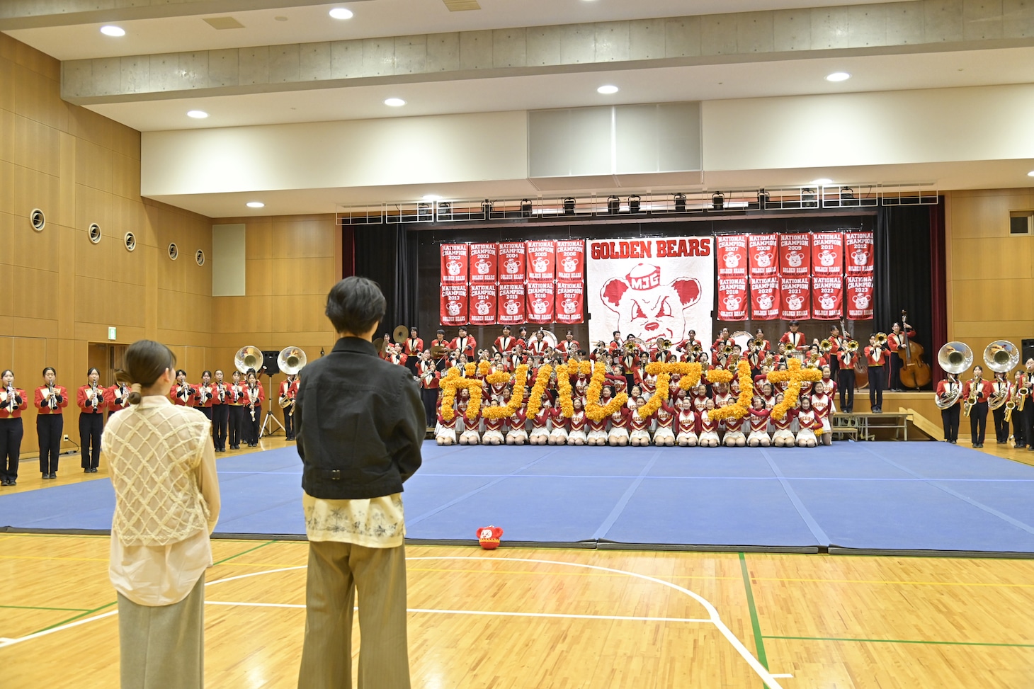 大阪・箕面自由学園高等学校で行われた映画「ゴールデンカムイ」×「GOLDEN BEARS」応援イベントの様子。