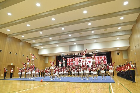 大阪・箕面自由学園高等学校で行われた映画「ゴールデンカムイ」×「GOLDEN BEARS」応援イベントの様子。