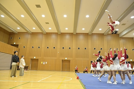 大阪・箕面自由学園高等学校で行われた映画「ゴールデンカムイ」×「GOLDEN BEARS」応援イベントの様子。