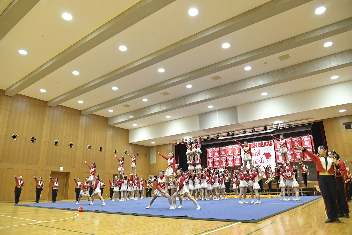 大阪・箕面自由学園高等学校で行われた映画「ゴールデンカムイ」×「GOLDEN BEARS」応援イベントの様子。