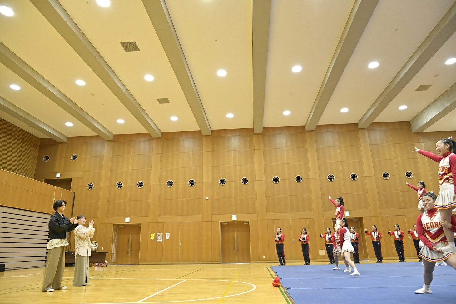 大阪・箕面自由学園高等学校で行われた映画「ゴールデンカムイ」×「GOLDEN BEARS」応援イベントの様子。