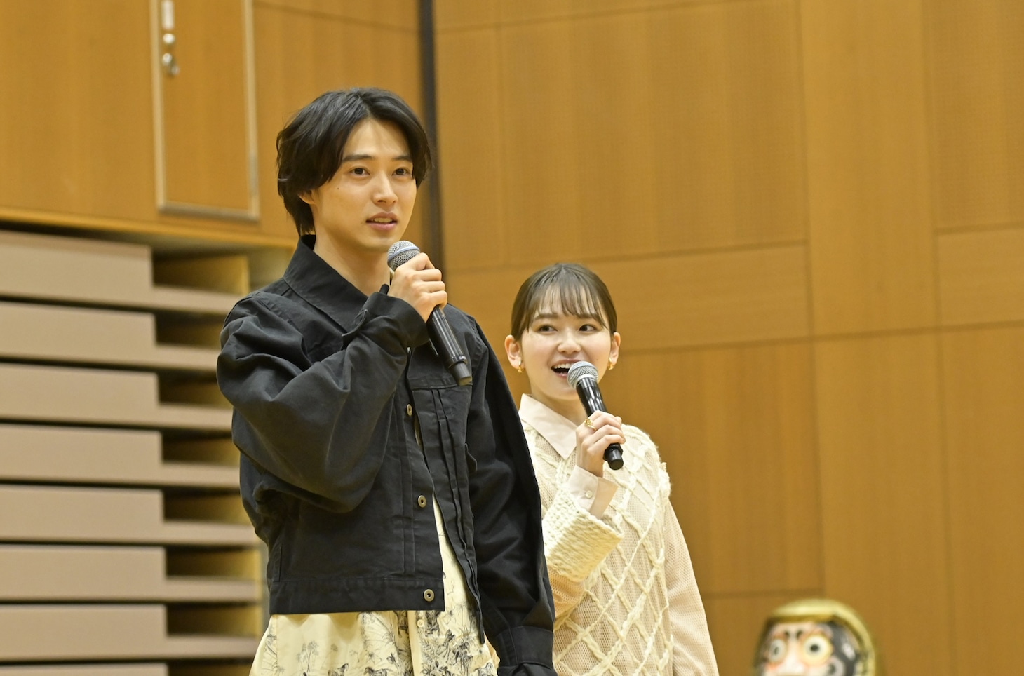 左から山崎賢人、山田杏奈。