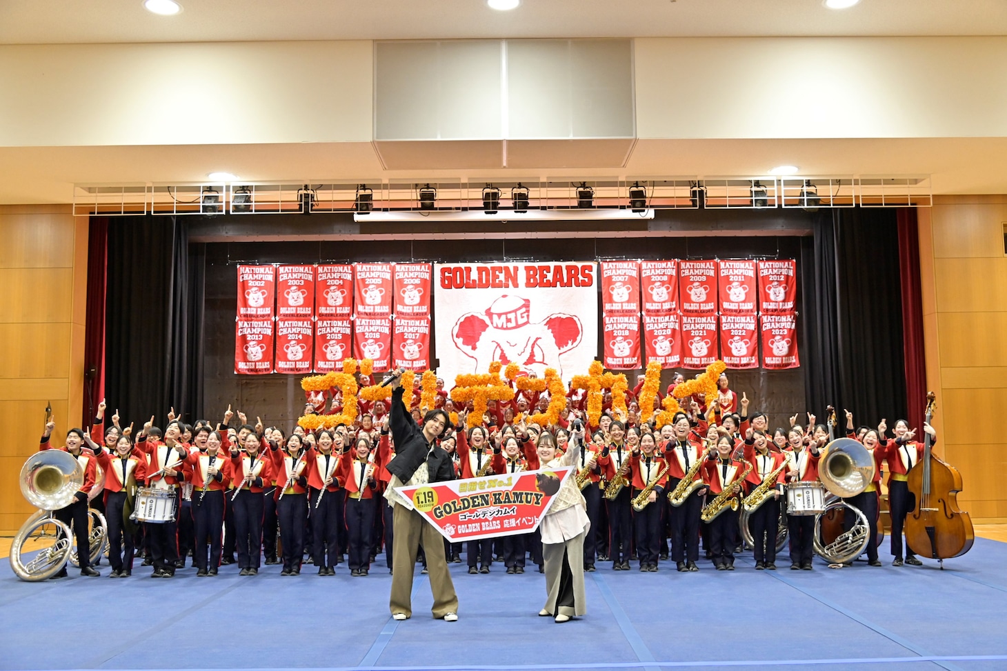 大阪・箕面自由学園高等学校で行われた映画「ゴールデンカムイ」×「GOLDEN BEARS」応援イベントの様子。
