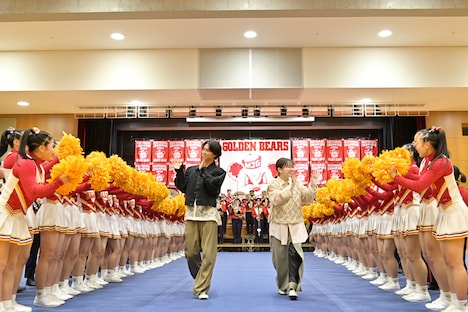 生徒が作った花道を歩いて退場する山崎賢人(左)と山田杏奈(右)。
