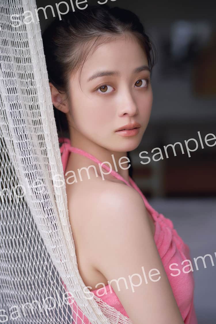 橋本環奈が物憂げにこちらを見つめる、3rd写真集から特典ポストカード 