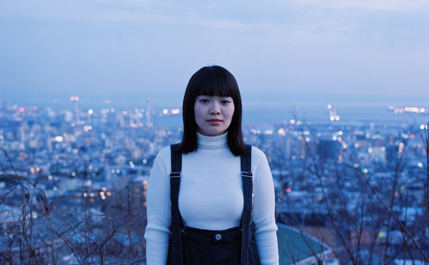 映画「港に灯がともる」リリースビジュアル（撮影：平野愛）