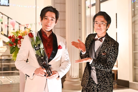 左からディーン・フジオカ、眞島秀和。