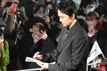 ファンサービスをする長谷川博己。