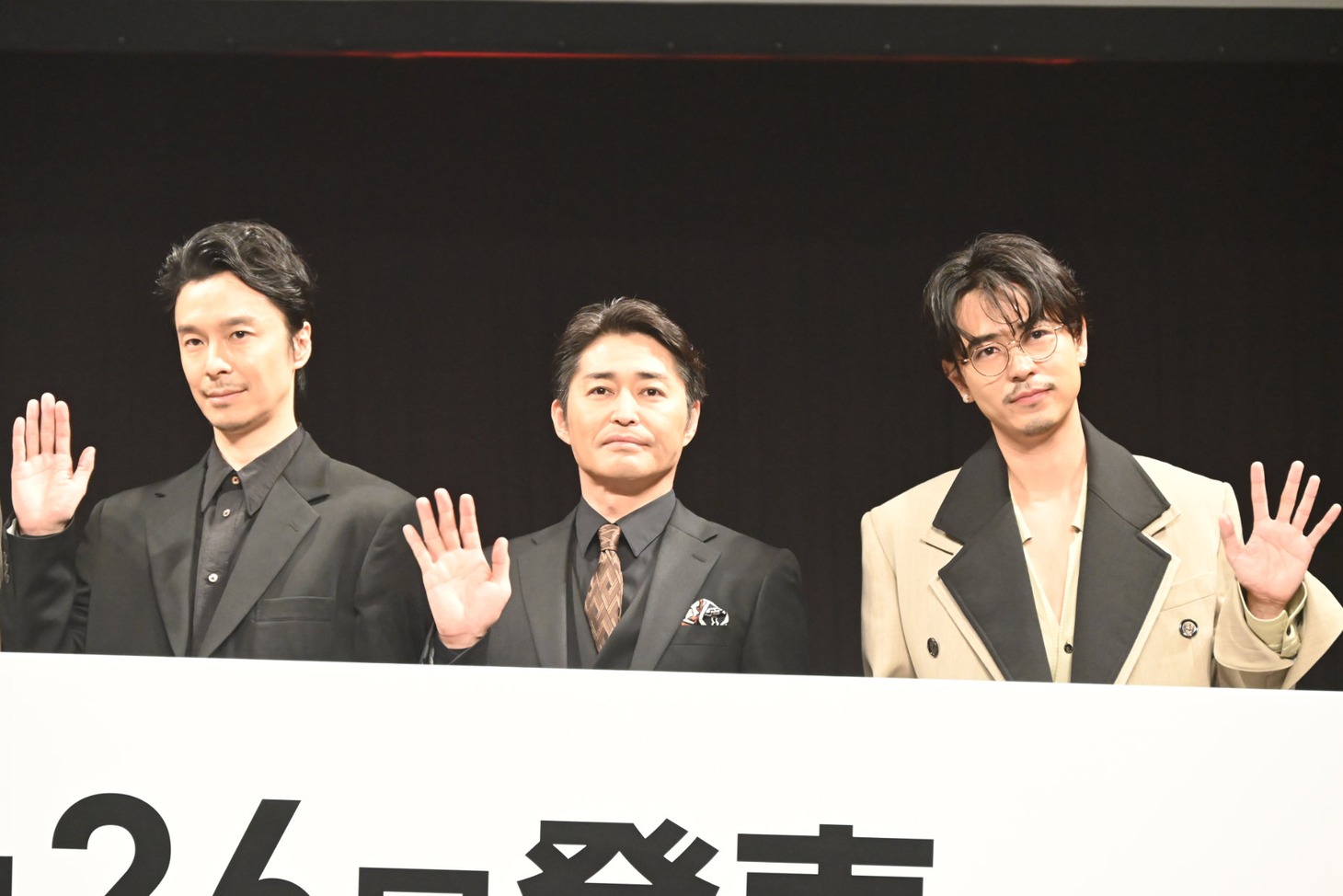 左から長谷川博己、安田顕、成田凌。
