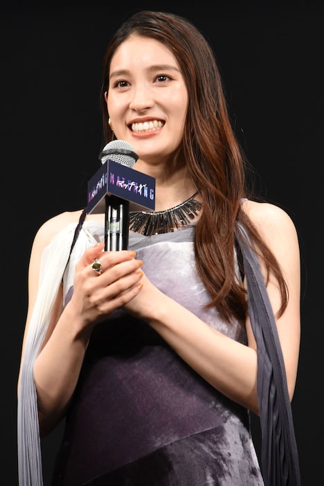 笑顔で挨拶する土屋太鳳。