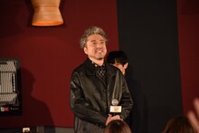 客席近くから登場したムロツヨシ。