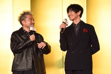 永山瑛太（右）に褒められてにんまりするムロツヨシ（左）。