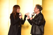撮影を回想しながら笑い合うムロツヨシ(右)と川口春奈(左)。
