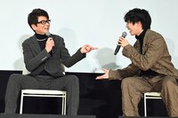 哀川翔（左）を「めちゃくちゃ優しいですよ！」とフォローする坂東龍汰（右）。