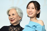 左からカルーセル麻紀、前田敦子。