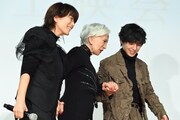 三島有紀子（左）と坂東龍汰（右）に手を取られ降壇するカルーセル麻紀。