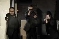 左から、本田広登扮する石沢勇将、山口祥行扮する田村悠人、喜矢武豊扮する翁長照邦。