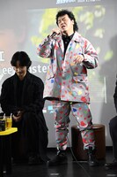 熱唱する、やべきょうすけ。