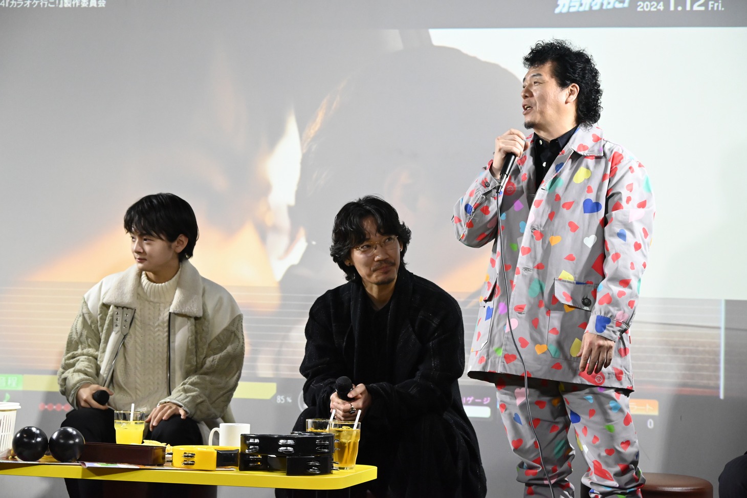 歌い終わり、「傷付いた」と語るやべきょうすけ（右）。