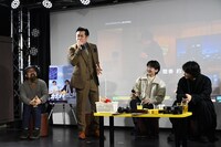 熱唱する吉永秀平（左から2番目）。