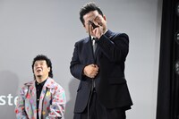 熱唱するチャンス大城（手前）。